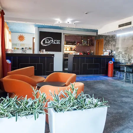 Orange Motel-2